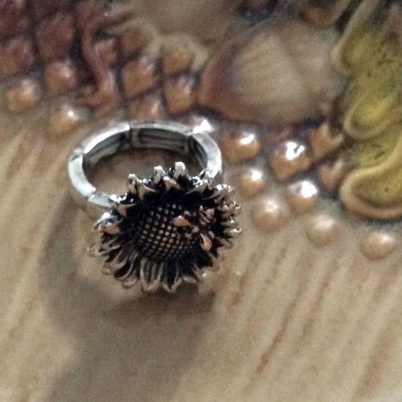 NWT Sunflower and Bee Stretch ring. Silver/gold. - Picture 6 of 6